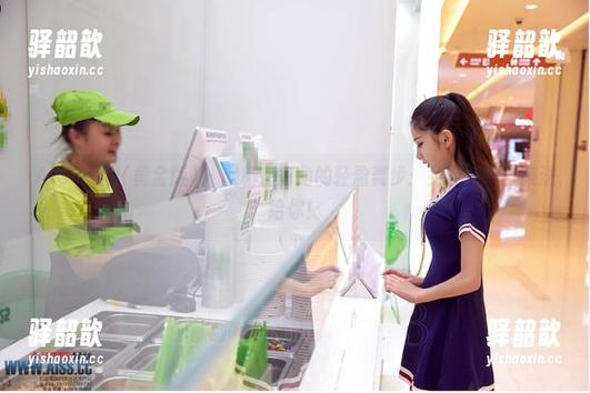 AISS爱丝(黄金版) - 欣杨在街角的轻盈舞步：免费写真合集送给你！