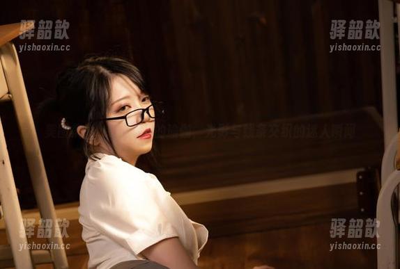 Leah梓未 美图集:Leah梓未的瑜伽,光影与线条交织的迷人瞬间
