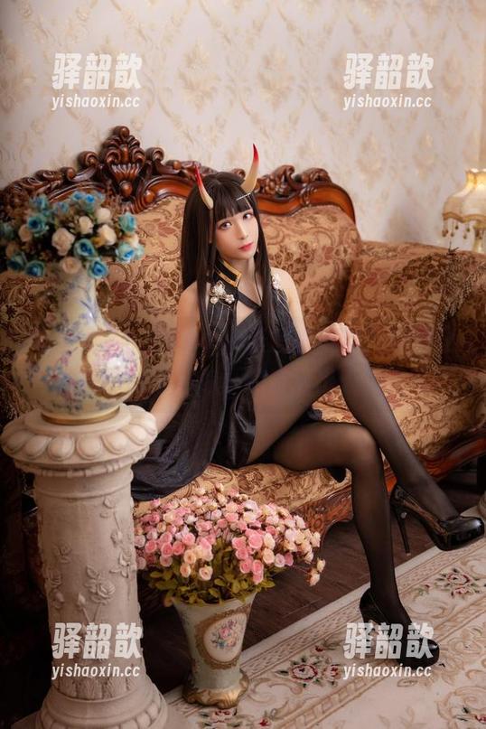 Tomoyo酱 更新来了!Tomoyo酱短裤写真,瞬间让我有种想问‘你真的穿得出去吗?’