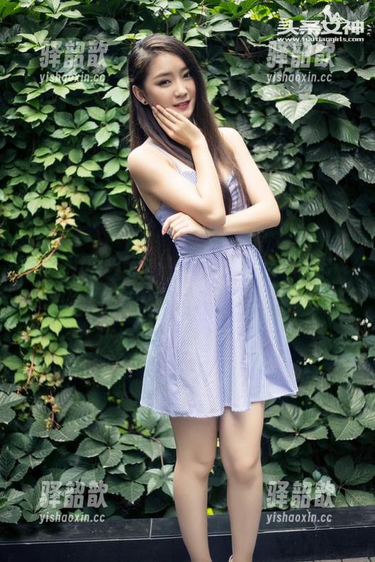 TouTiao头条女神-信悦儿 TouTiao头条女神 - 谁能拒绝信悦儿眼镜下的这个写真图集?我可是心动得不行!