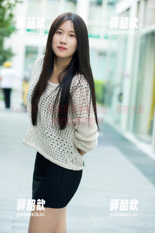 TuiGirl-易阳 TuiGirl - 短裙写真中的易阳:那些光影交错的曼妙时刻