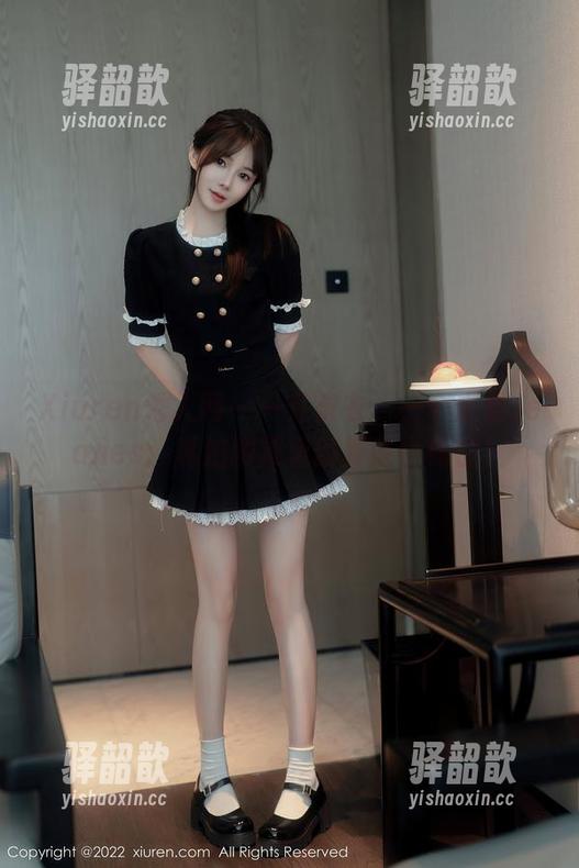 Xiuren秀人网-卓君Jeanes Xiuren秀人网 - 一件皮衣、一个卓君Jeanes:私拍图集里的那些小秘密!