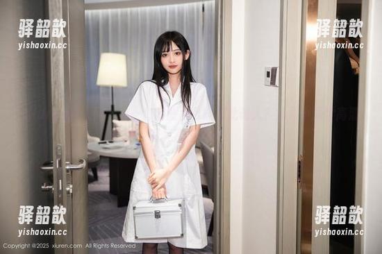 Xiuren秀人网 - 这一套制服怎么能如此诱人？古月小同学高清写真直击眼球！