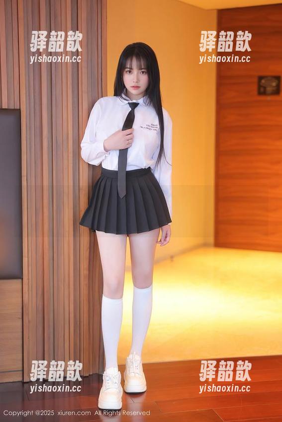 Xiuren秀人网-谢小蒽 Xiuren秀人网 - 穿越白衬衫的时光:谢小蒽写真集资源中的梦幻篇章