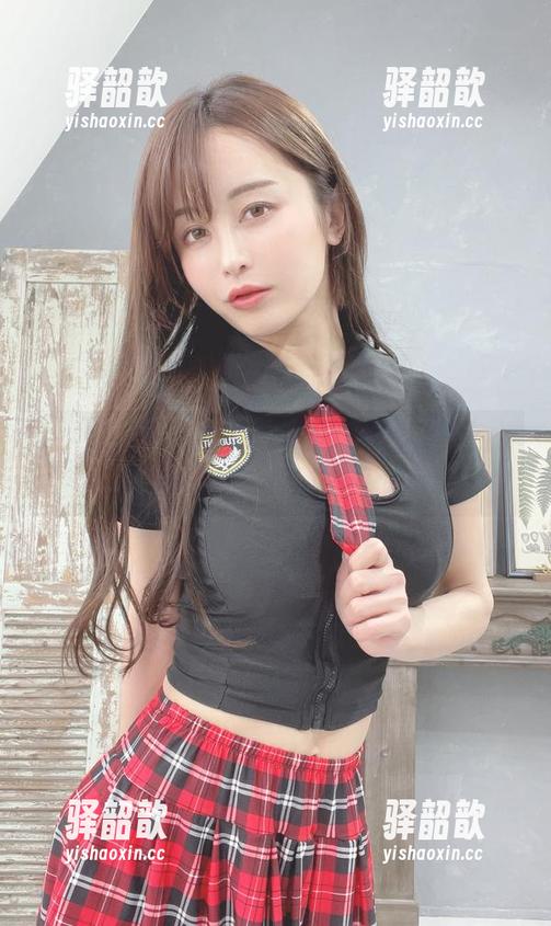 いくみ(育美)的写真作品：相部屋宿泊，跟我一起看她到底在干嘛！