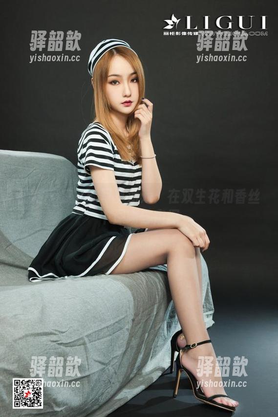 丽柜-凉儿 丽柜 - 凉儿的写真游戏:在双生花和香丝中深吻与窥探