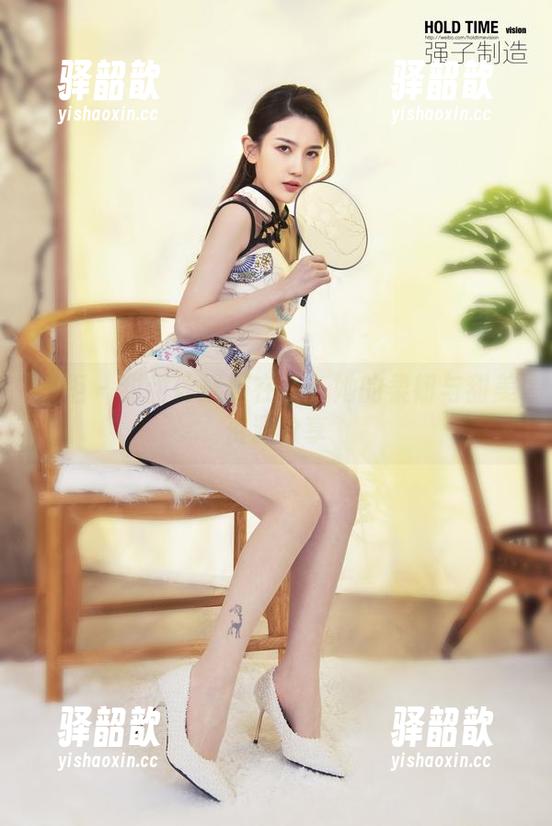 丽柜 - 甜甜体操服在线：她的柔韧与甜美资源分享