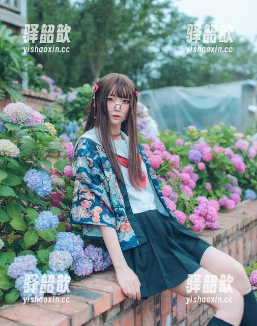 五更百鬼 兔女郎的私拍图集,跟随五更百鬼一起穿越光影的迷雾