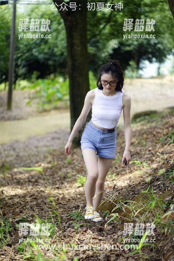初夏女神-依依 初夏女神 - “依依教室”套图精选:一场视觉的课堂小论