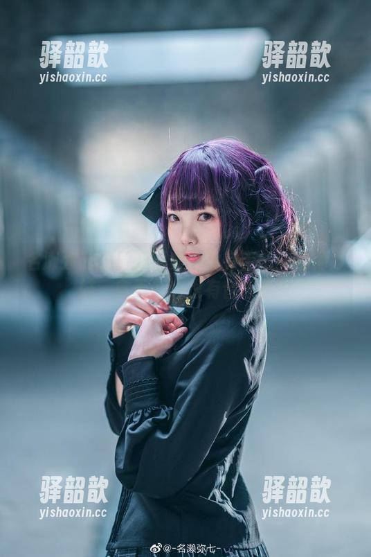 名濑弥七的最新图集：没有吉他的吉他妹妹，拿着书也很有音乐感！