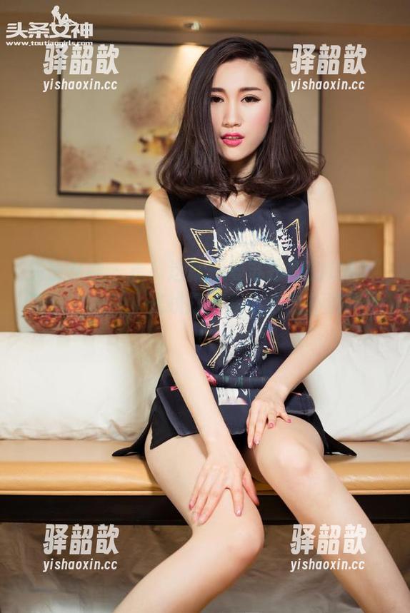 头条女神-曼苏拉娜 头条女神 - 看!这就是曼苏拉娜的定制“灰丝”图片,光线打得我小心脏扑通扑通!