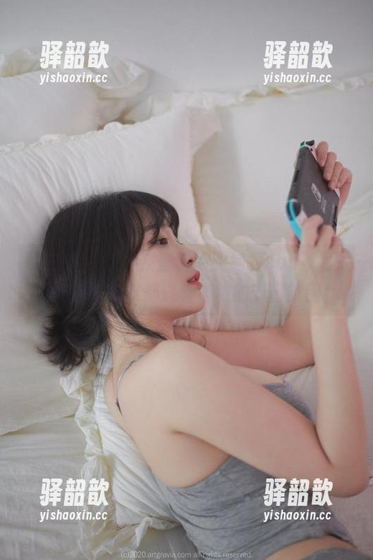 姜仁卿(강인경)在圣诞季的绚丽cos，图片里的每个细节都透着浓浓的节日氛围！