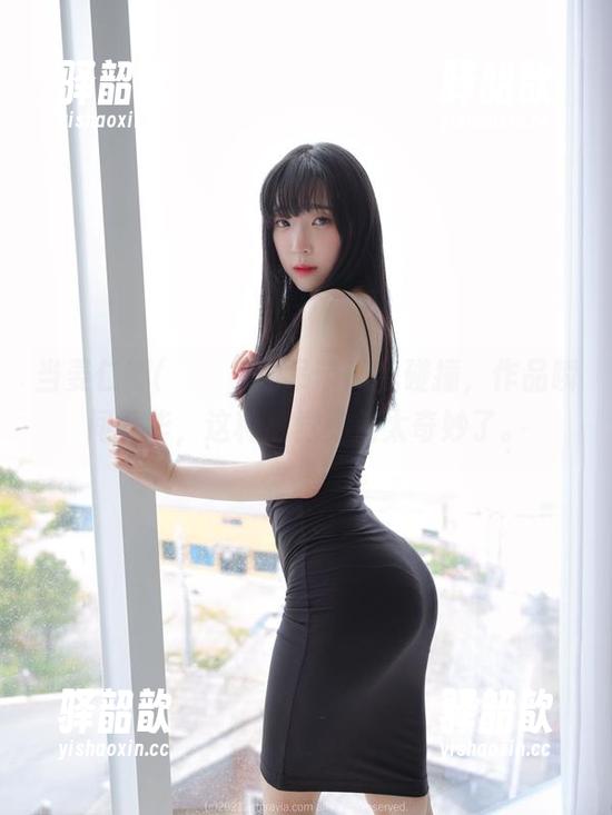 当姜仁卿(강인경)的吊带和我碰撞，作品瞬间升华，这种感觉真是太奇妙了。