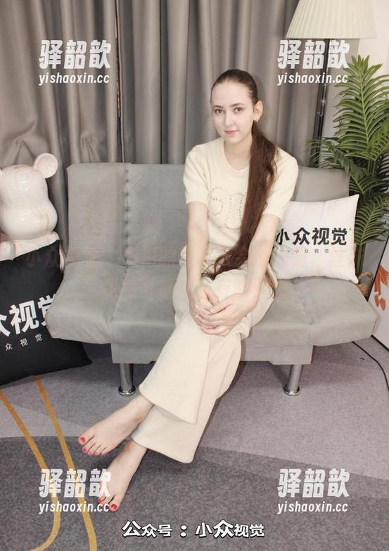 小众视觉 - 彤彤的写真太会抓人啦，丝袜竟然可以这么有吸引力