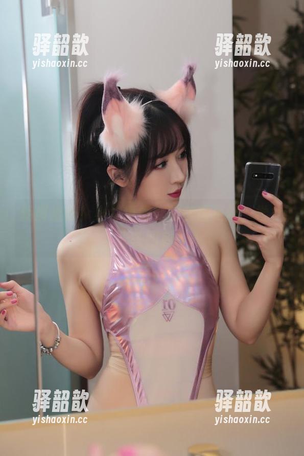 小女巫露娜 新鲜出炉!小女巫露娜的美图更新,学姐光芒四射!
