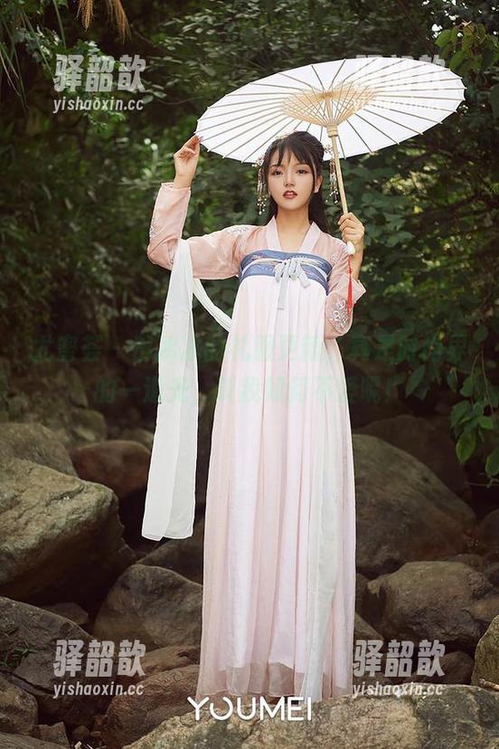 尤蜜荟-田冰冰 尤蜜荟 - 田冰冰的礼服更新,真是时尚界的一道光,叫我如何不爱呢!