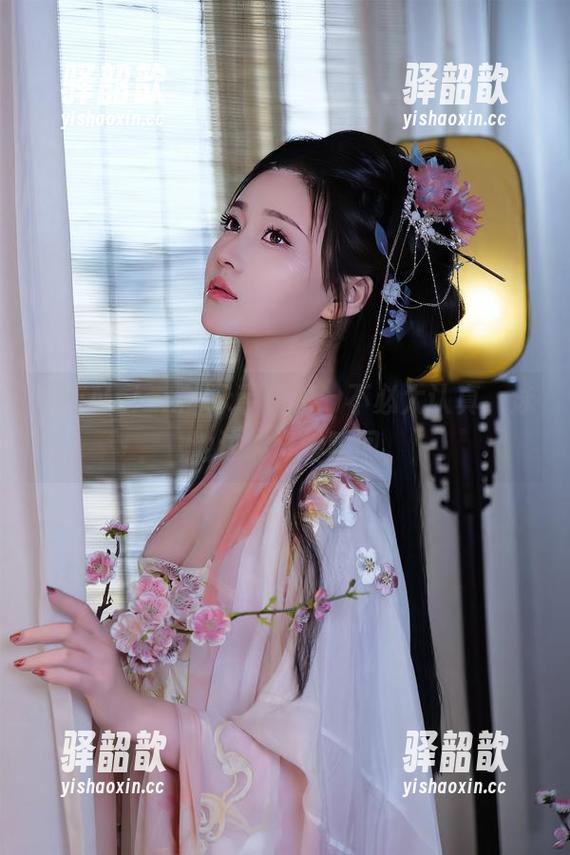 年年Nnian 年年Nnian的泳装原图:不必太认真,泳池边的奇妙瞬间