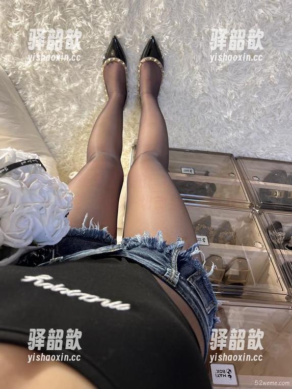 张思允 微密圈 - 张思允私拍:在睡衣中寻找人生真谛,仿佛一切都显得更轻松