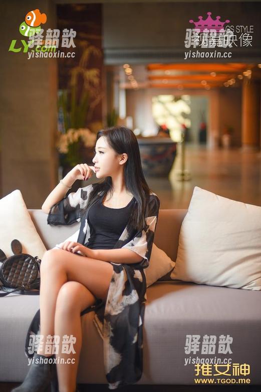 推女神-谭晓彤 推女神 - 谭晓彤的全套套装图集,时尚和失误之间的微妙平衡。