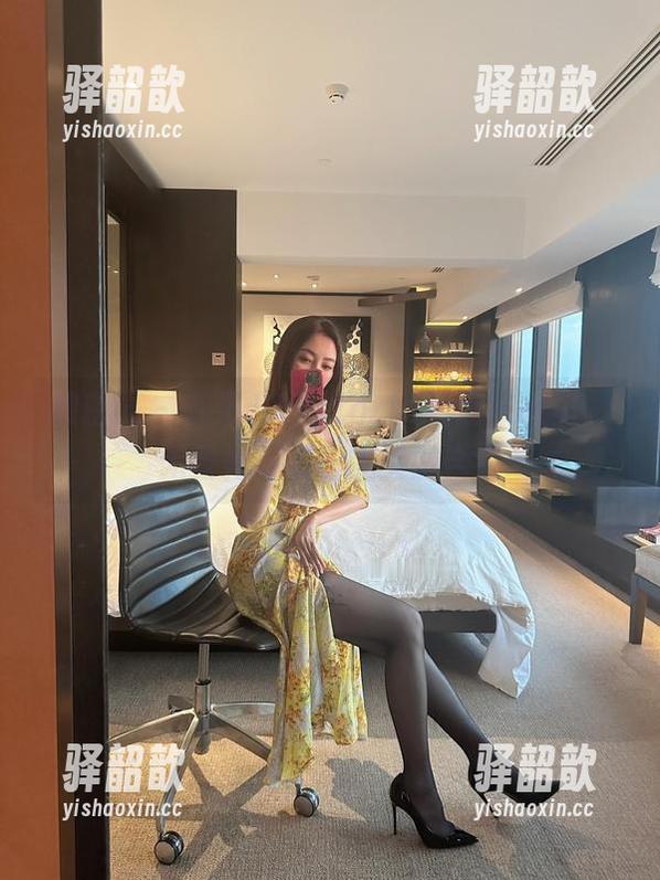果儿Victoria 微密圈 - 在果儿Victoria的连衣裙里,无圣光与美图完美融合!