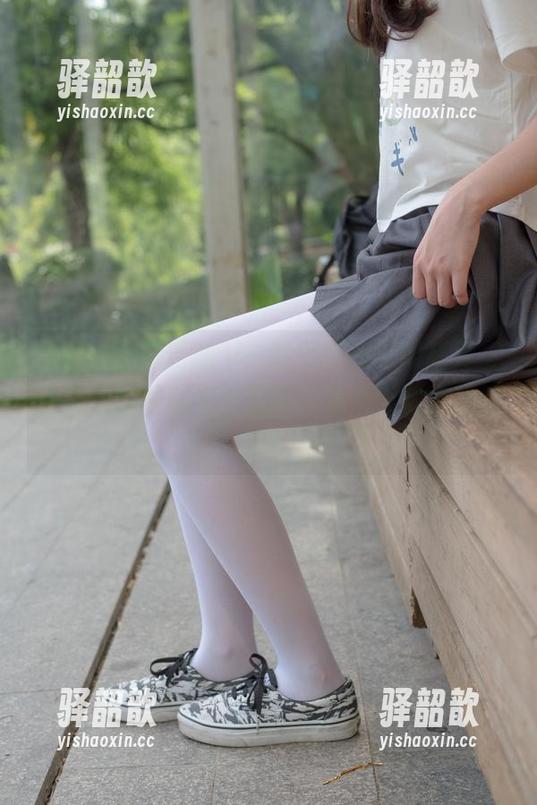 森萝财团 热裤白丝的诱惑——森萝财团定制写真,让我一秒钟就想要加单,要是能穿上就好了!