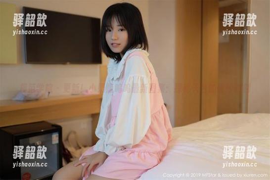 模范学院-小奶瓶呜呜 模范学院 - 更新!小奶瓶呜呜最新图集:探秘天台的微妙时刻