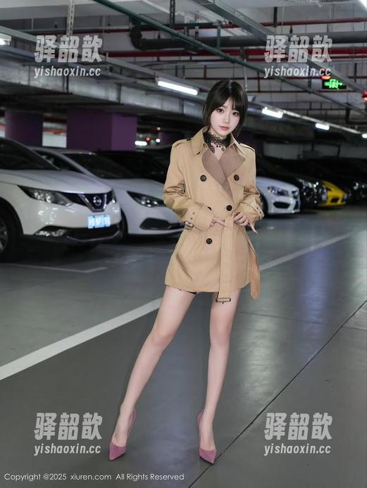 秀人网-小海臀Rena 秀人网 - 一键关注!小海臀Rena办公室写真集更新,职场也可以很性感!