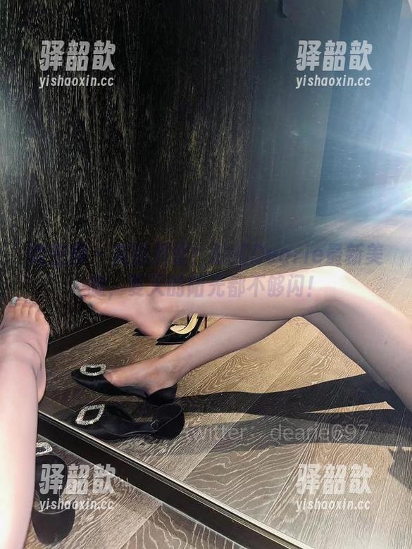 微密圈 - 美图预警！脸红Dearie最新美腿，夏天的阳光都不够闪！