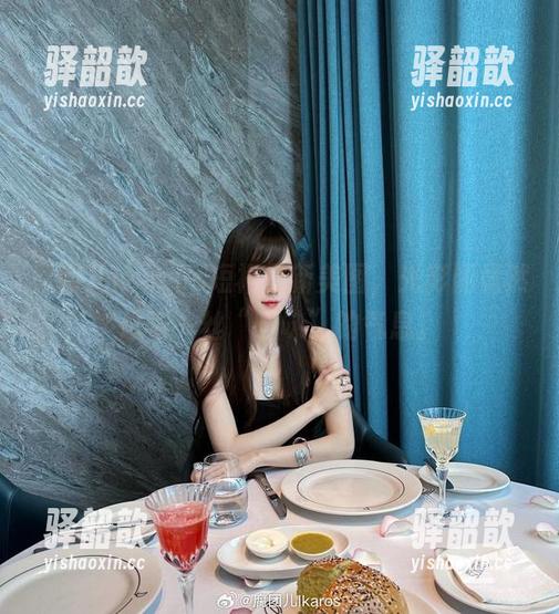 腐团儿Ikaros 腐团儿Ikaros短裙最新美图,光影间竟然透着一丝“暧昧”的气息。
