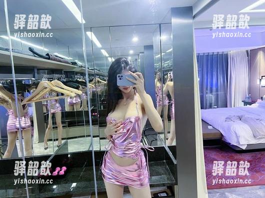 微密圈 - 当红底高跟遇上葛征：不只是一双鞋，更是一场心理战！