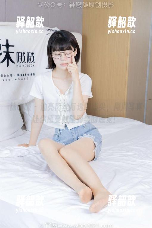 袜啵啵 - 油亮肉丝与透明脚尖，周周写真让你感受触碰到美的感觉！