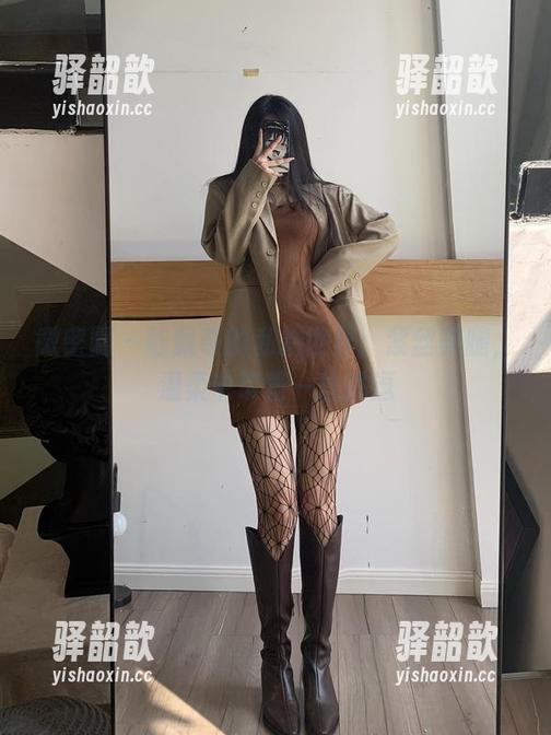 微密圈 - 陈佩奇的私拍世界：紫丝美腿，温柔中带着一丝挑逗