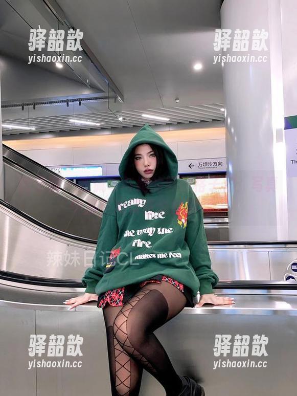 陈佩奇 微密圈 - 陈佩奇与她的黑胶格子裙:写真中那些难以言说的瞬间。