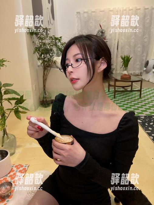 陈妮妮UNI 微密圈 - 陈妮妮UNI的黑白写真新更新:让你心动的阴影,也许就是那份暧昧?