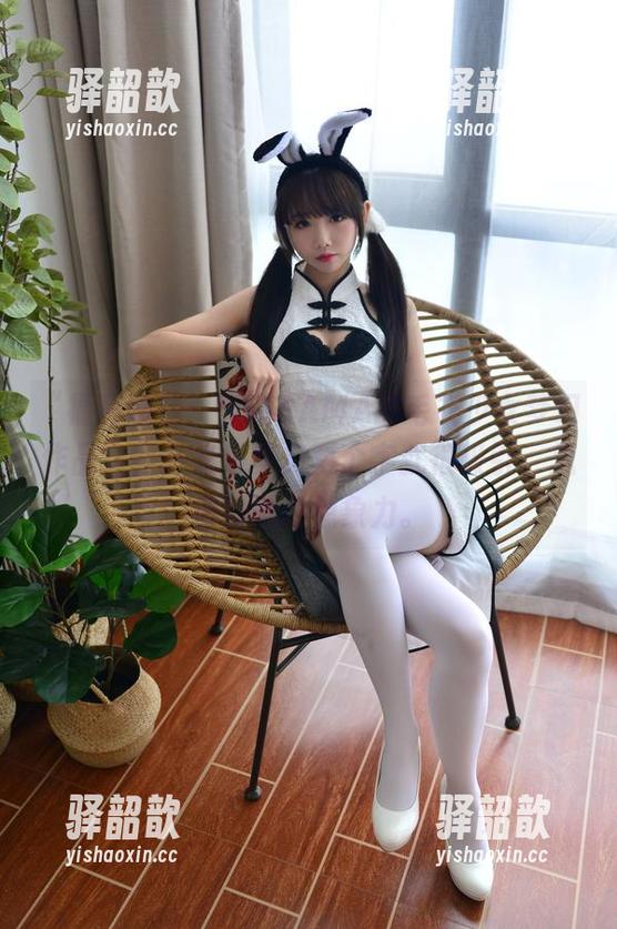 雪琪SAMA “福利随行:雪琪SAMA的毛衣少女梦幻作品”——光是梦幻两个字就很吸引,想看看她的想象力。