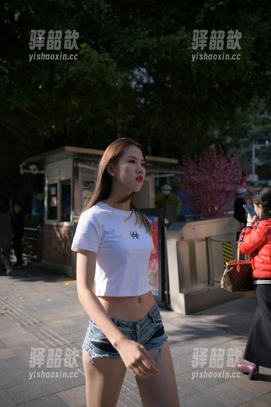 魔镜街拍-婷婷 魔镜街拍 - 肉丝天使降临:婷婷在寒风中的圣诞完美福利图集