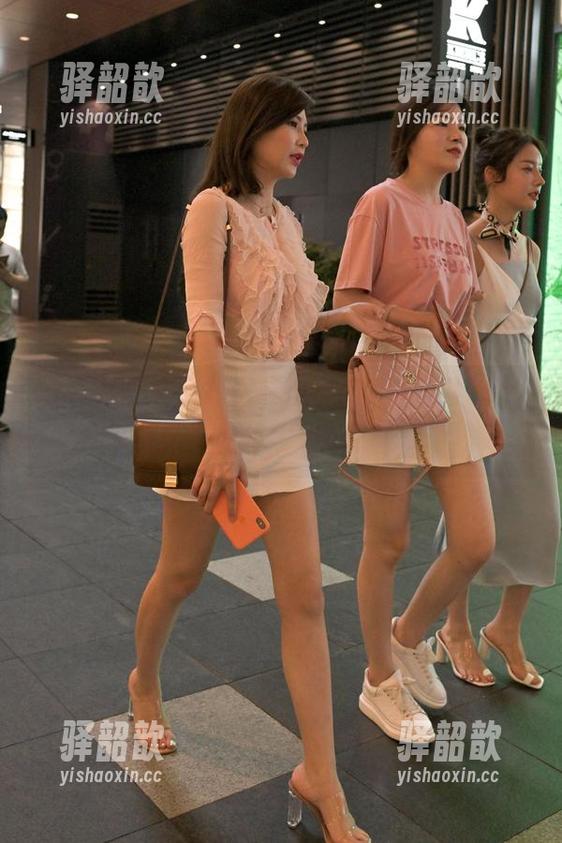 魔镜街拍-艾小青 魔镜街拍 - 超短裙与肉丝的艾小青图集,分享时刻,请注意屏幕前的温度!