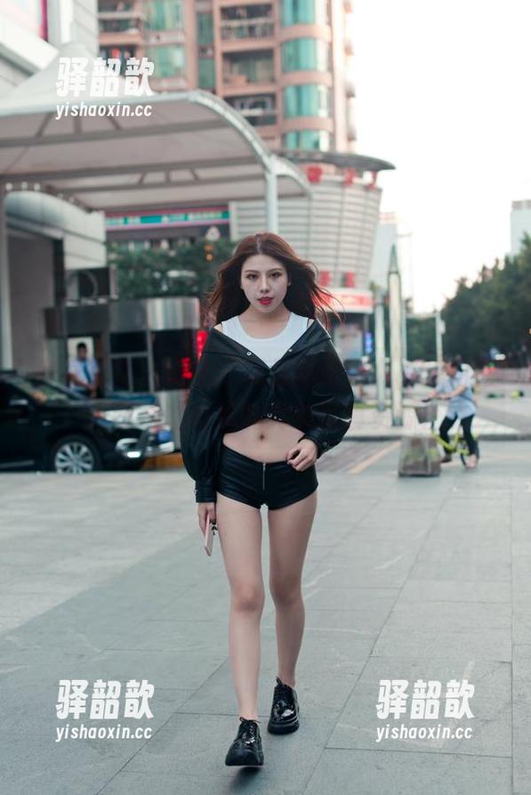 魔镜街拍 - 商业广场里的萌宝儿，包臀裙肉丝与哈哈镜的完美写真资源！