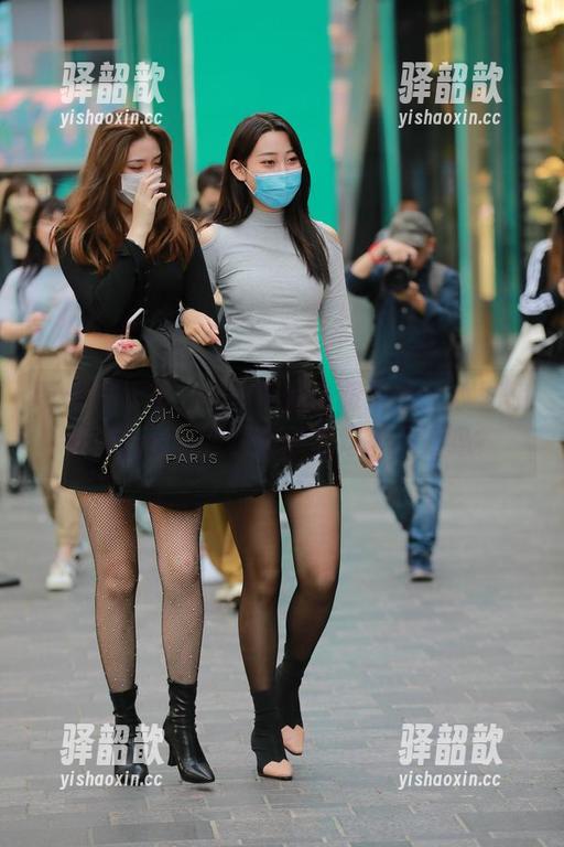 魔镜街拍 看魔镜街拍,图册中的高跟皮裤,心里默默问自己:我也能驾驭这种风格吗?