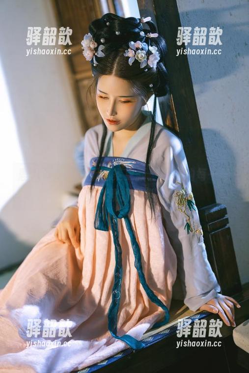 鹿八岁baby 鹿八岁baby新图集更新:厨娘的每一帧都能撩到心尖!